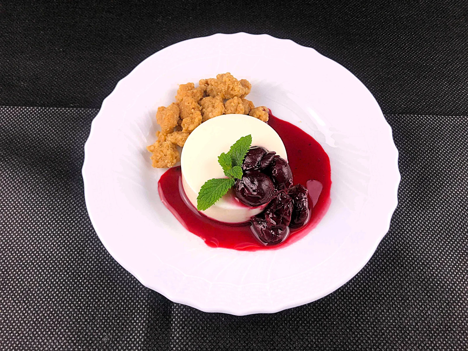 ITA Airways neues Business Class Sommermenü Dessert: Ricotta mit Sauerkirschen