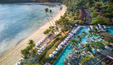 Pullman Phuket Panwa Beach Resort Drohnenaufnahme vom Strand und dem Pool